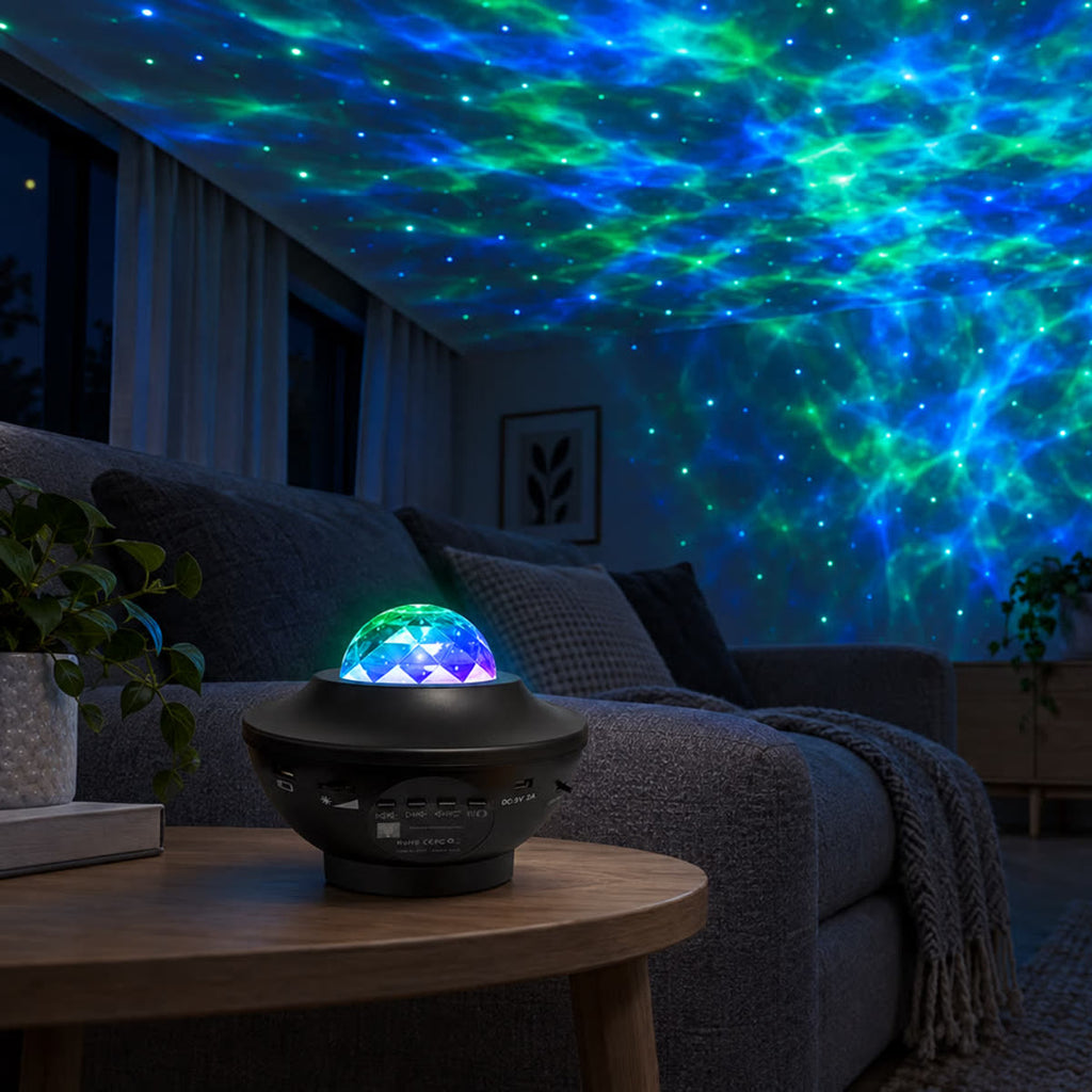 Stjernehimmel-projektor på et sidebord i en stue om aftenen, grønt og blåt lys på loftet