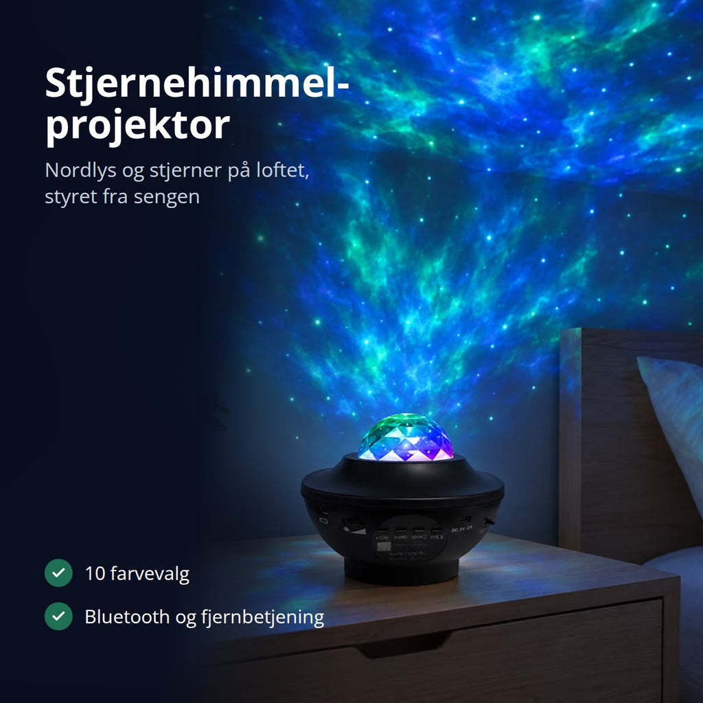 Stjernehimmel-projektor på natbordet med nordlys og stjerner på loftet, med tekst: 10 farvevalg, Bluetooth og fjernbetjening