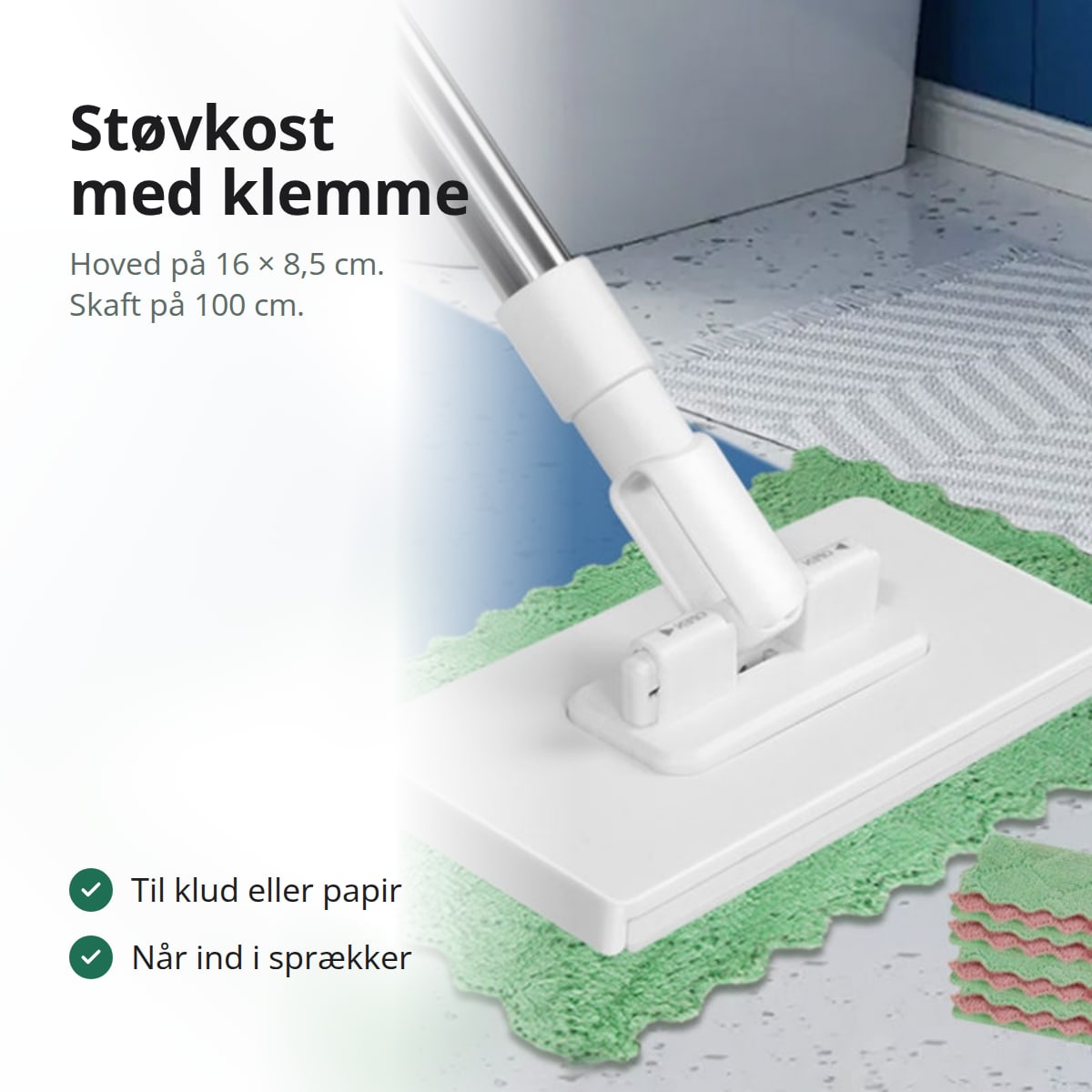 Hvid støvkost med fladt hoved og grøn klud på et badeværelsesgulv, med teksten: til klud eller papir, når ind i sprækker