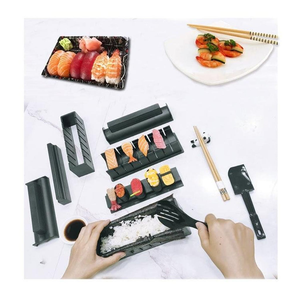 Sushi lavet med sættet, serveret på et fad sammen med formene