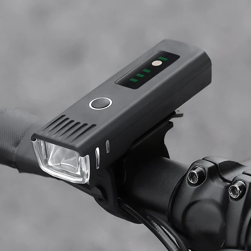 Cykellygte foran monteret på styret, med batteriindikator og knap på toppen