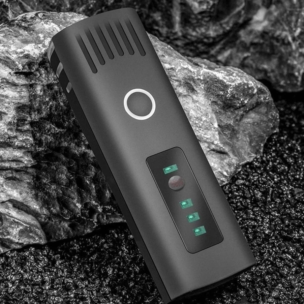 Cykellygten set oppefra med knap og grønne lamper, der viser batteriet