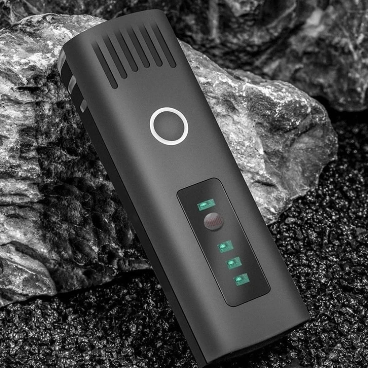 Cykellygten set oppefra med knap og grønne lamper, der viser batteriet