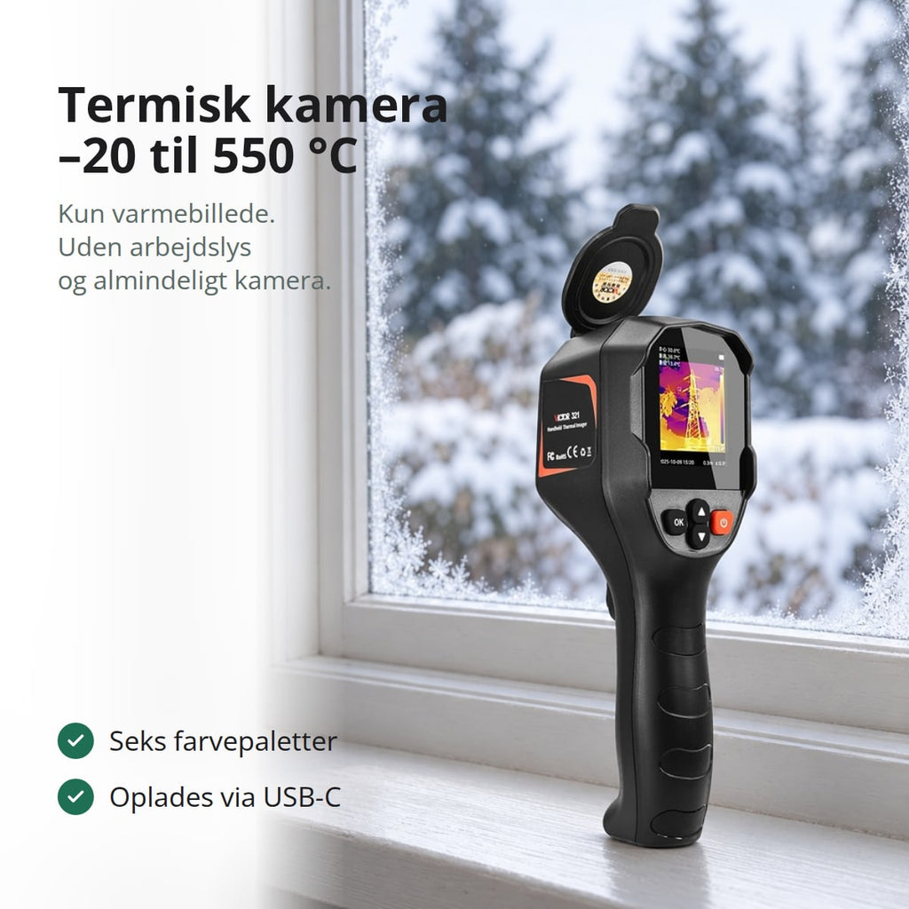Termisk kamera med åbent linsedæksel og farveskærm i en hvid vindueskarm foran et frostet vindue med snedækkede grantræer, med teksten: termisk kamera, –20 til 550 °C, kun varmebillede, uden arbejdslys og almindeligt kamera, seks farvepaletter, oplades via USB-C