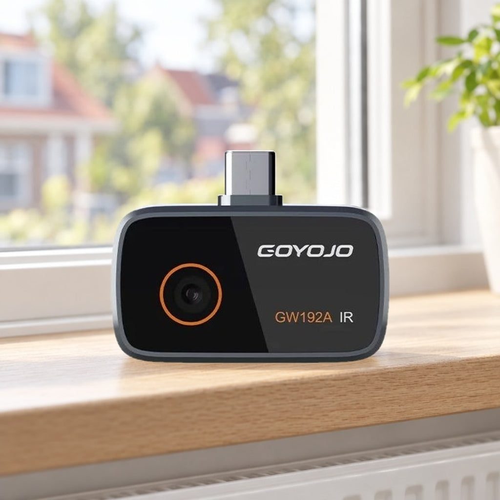 Termisk kamera med USB-C-stik i en vindueskarm af eg foran et vindue