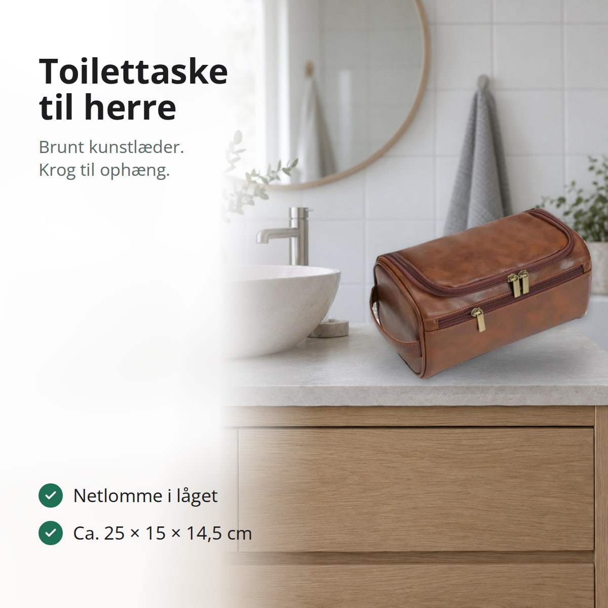 Brun toilettaske til herre i kunstlæder på en bordplade på badeværelset, med teksten: toilettaske til herre, brunt kunstlæder, krog til ophæng; netlomme i låget, ca. 25 × 15 × 14,5 cm