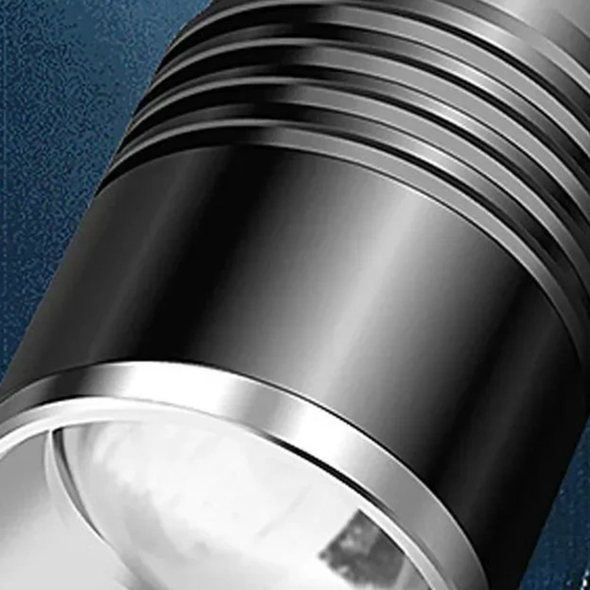 Nærbillede af zoomhovedet og linsen på UV-lygten i aluminium