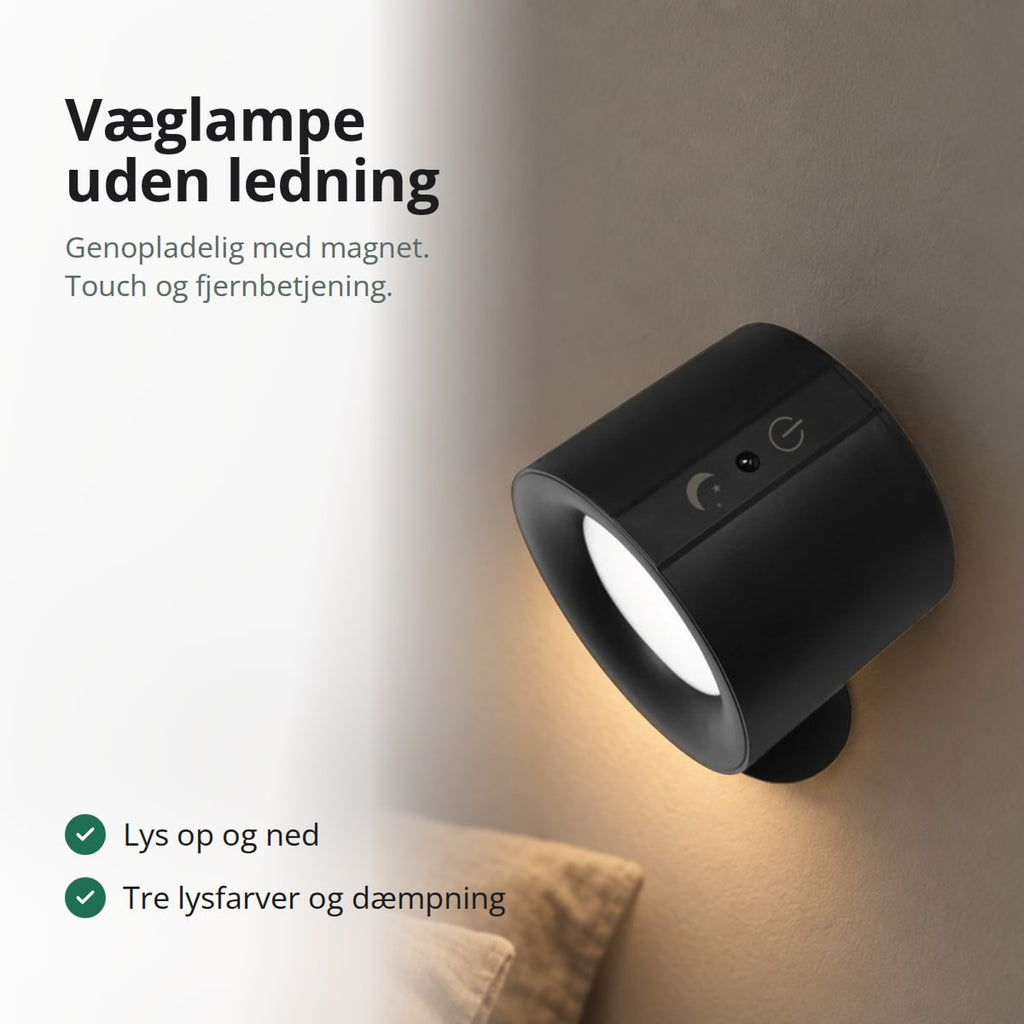 Sort genopladelig væglampe monteret på en væg i soveværelset med varmt lys over sengen, med teksten: væglampe uden ledning, genopladelig med magnet, touch og fjernbetjening, lys op og ned, tre lysfarver og dæmpning