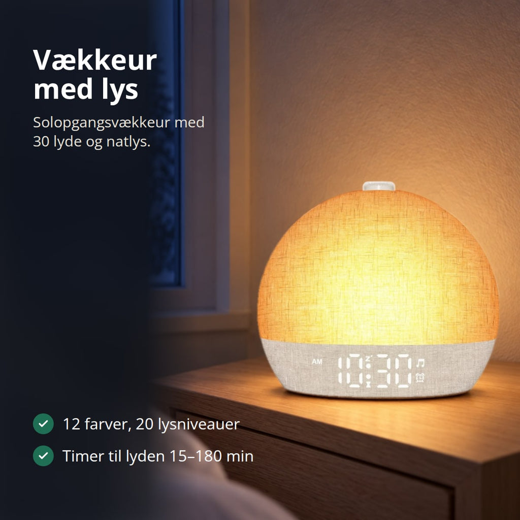 Vækkeur med lys, der gløder varmt på et natbord i et mørkt soveværelse en vintermorgen, med teksten: vækkeur med lys, solopgangsvækkeur med 30 lyde og natlys, 12 farver og 20 lysniveauer, timer til lyden 15–180 minutter