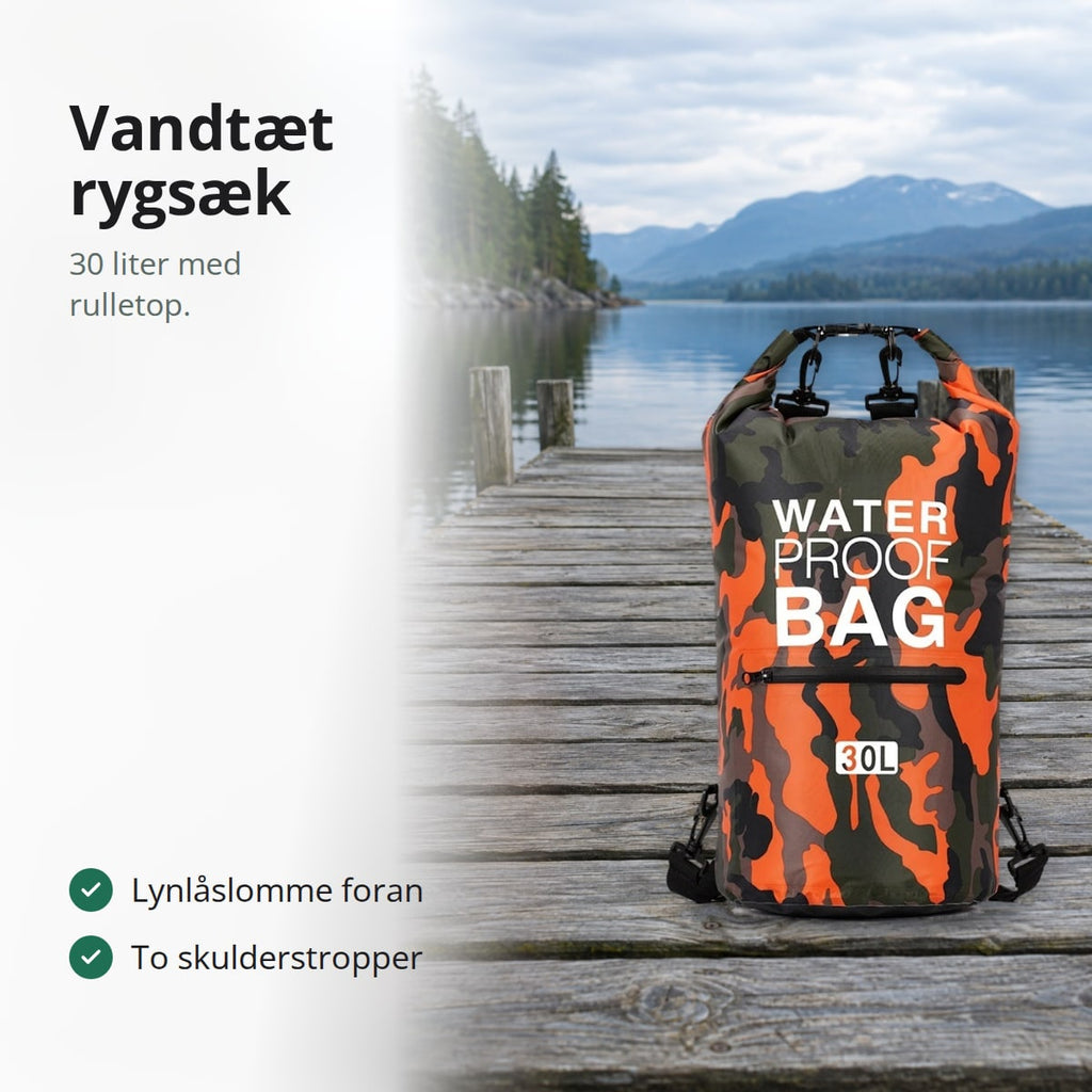 Orange camouflage vandtæt rygsæk på 30 liter på en træbro ved en sø, med teksten: lynlåslomme foran, to skulderstropper