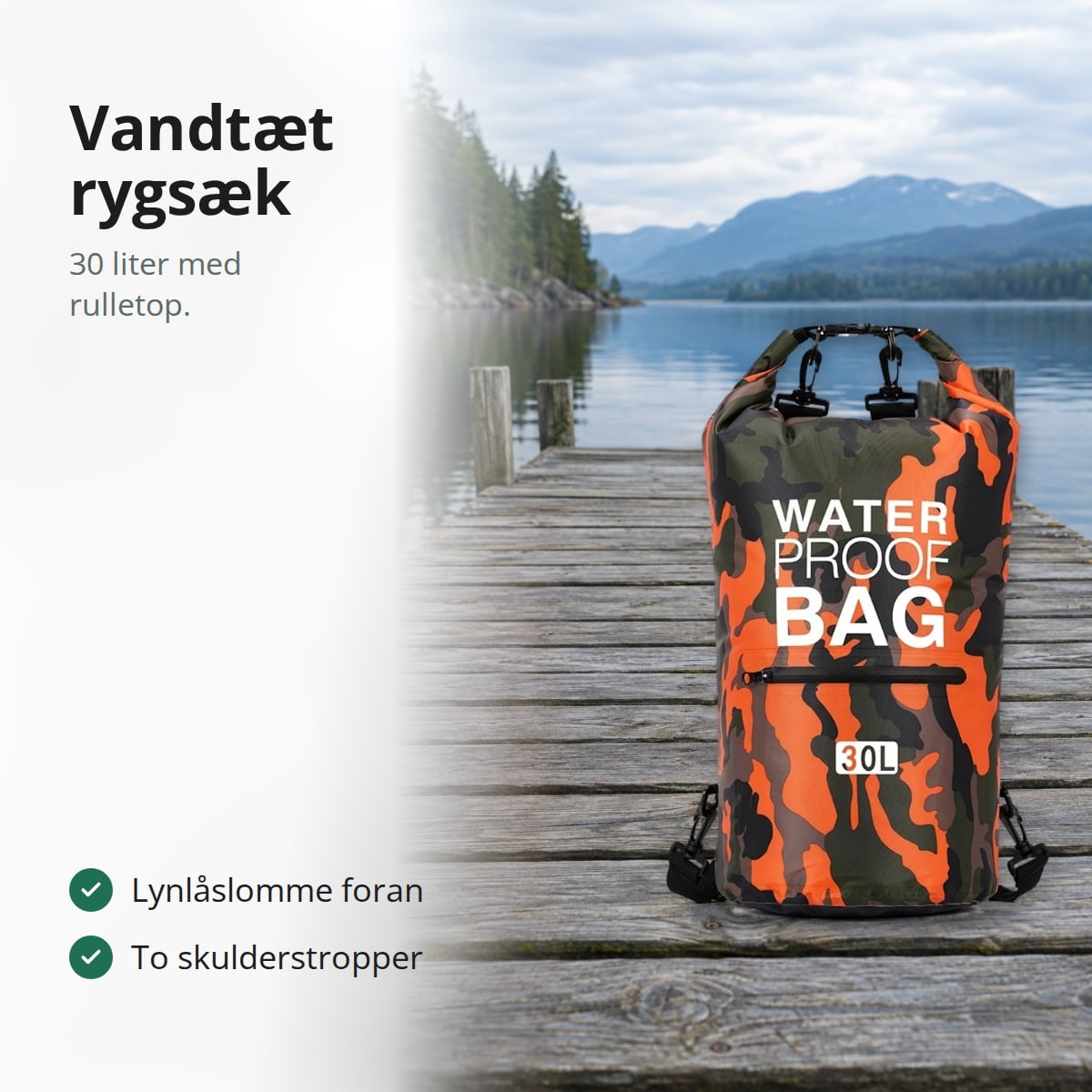Orange camouflage vandtæt rygsæk på 30 liter på en træbro ved en sø, med teksten: lynlåslomme foran, to skulderstropper