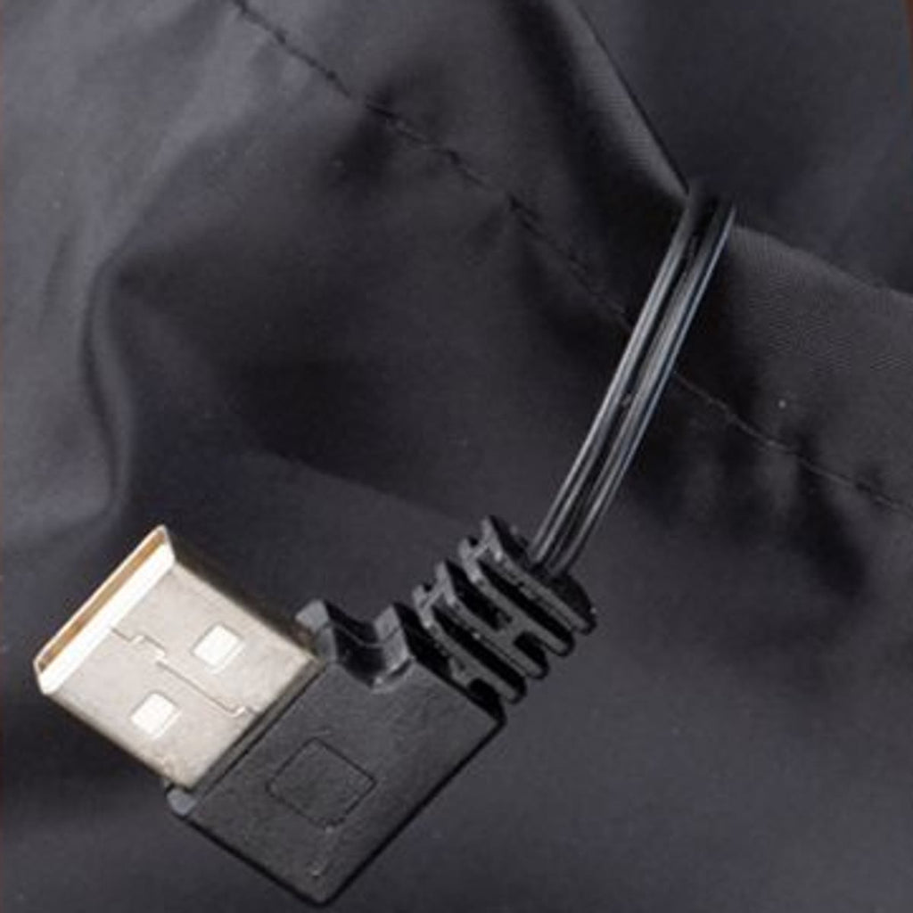 Nærbillede af det vinklede USB-A-stik på kablet inde i varmevesten, som sluttes til en powerbank