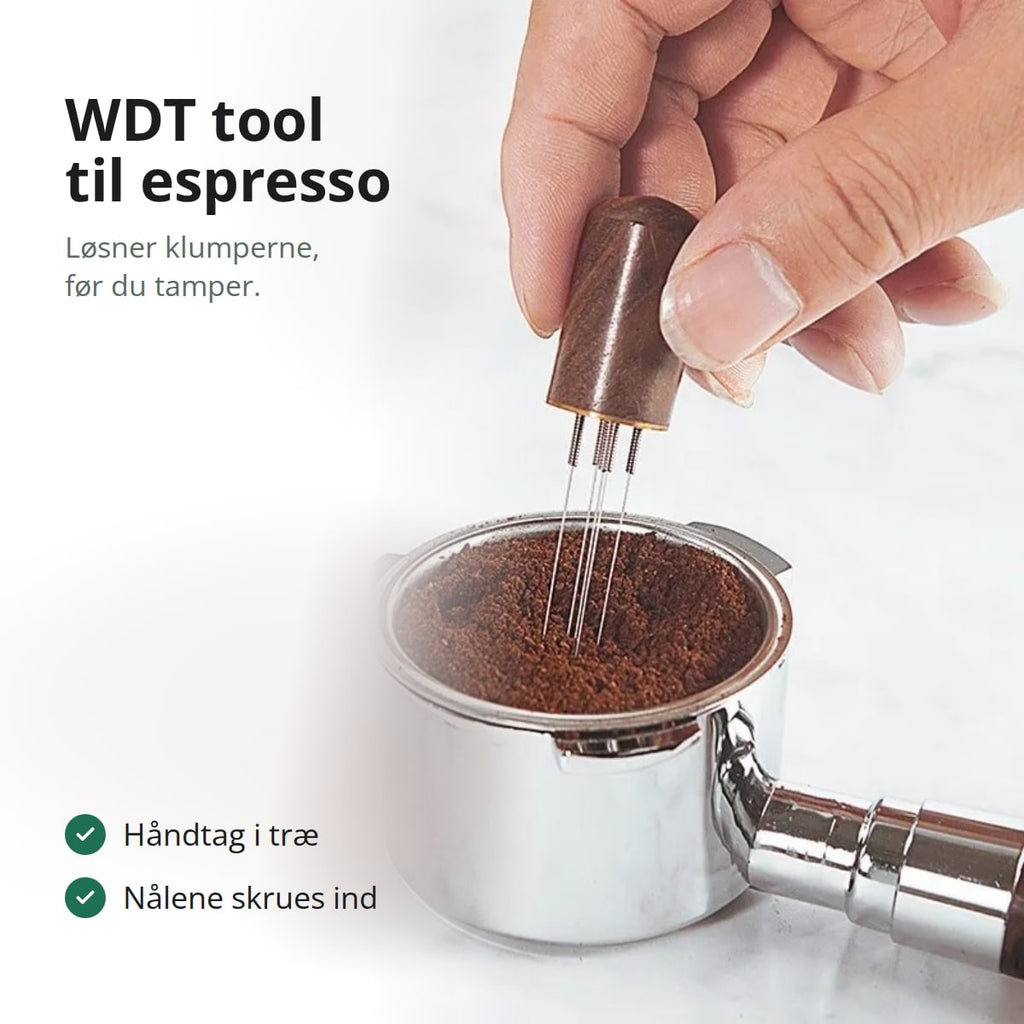 WDT-værktøj med håndtag i træ, der rører rundt i den malede kaffe i en filterkurv
